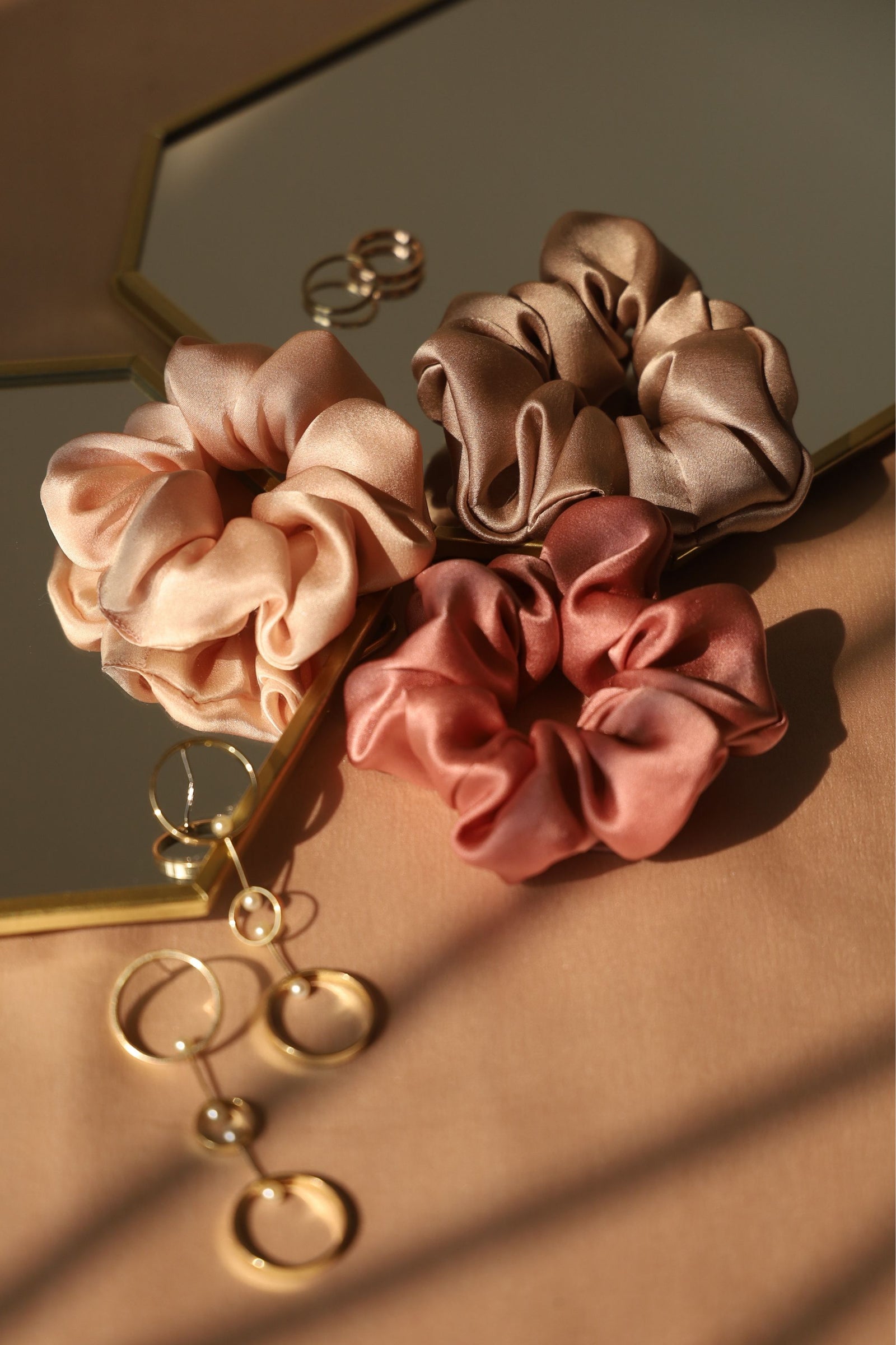 ★人気★ [KINDERSALMON] SILK 100% SCRUNCHIE GLOW FW21 Silk 100% Scrunchie Glow - KINDERSALMON