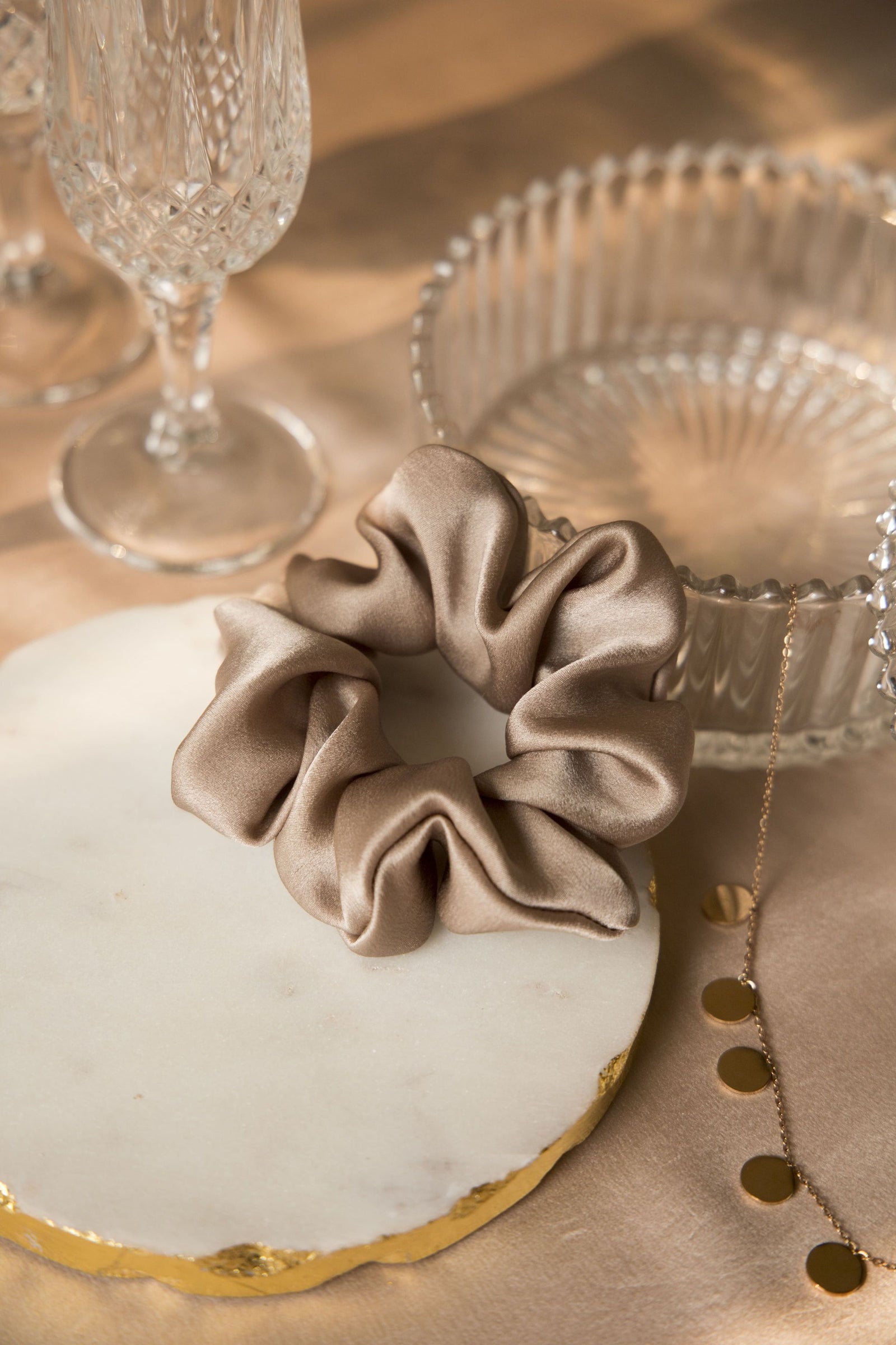 ★人気★ [KINDERSALMON] SILK 100% SCRUNCHIE GLOW 100% Pure Mulberry Silk Scrunchies - Luminous Glow – Spotstyl